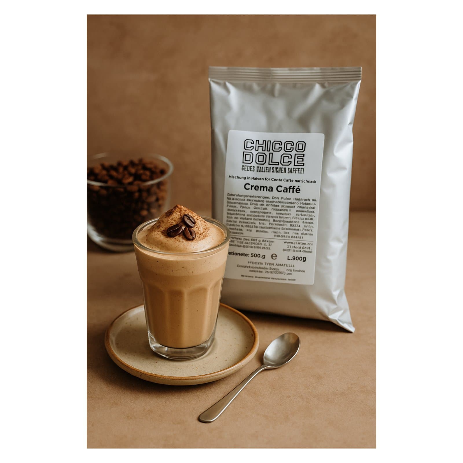Chicco Dolce Crema Caffè: fertig zubereitete Kaffeecreme im Glas neben dem 900-g-Beutel