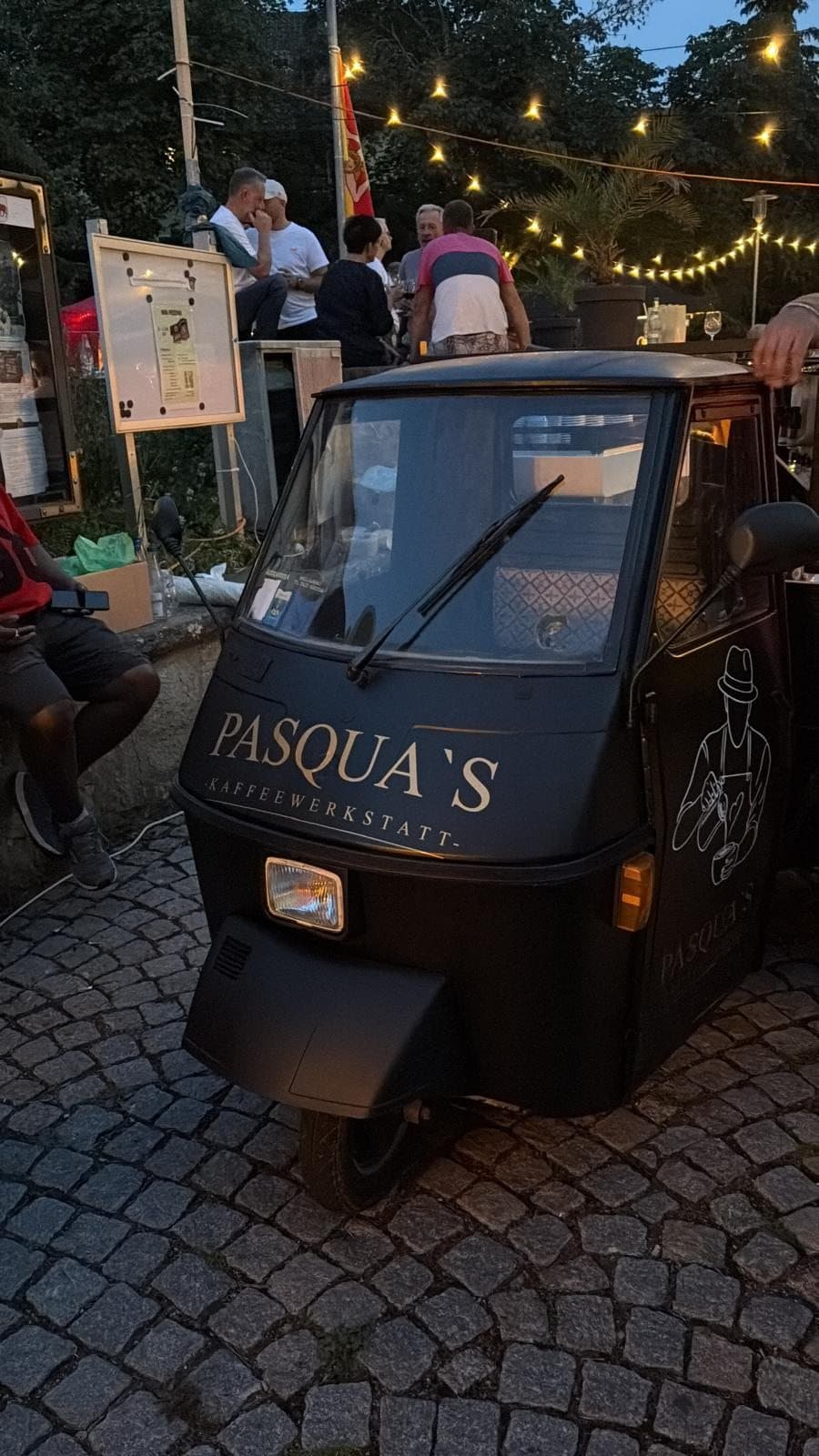 Ape-Kaffeemobil bei einem Abendevent unter Lichterketten