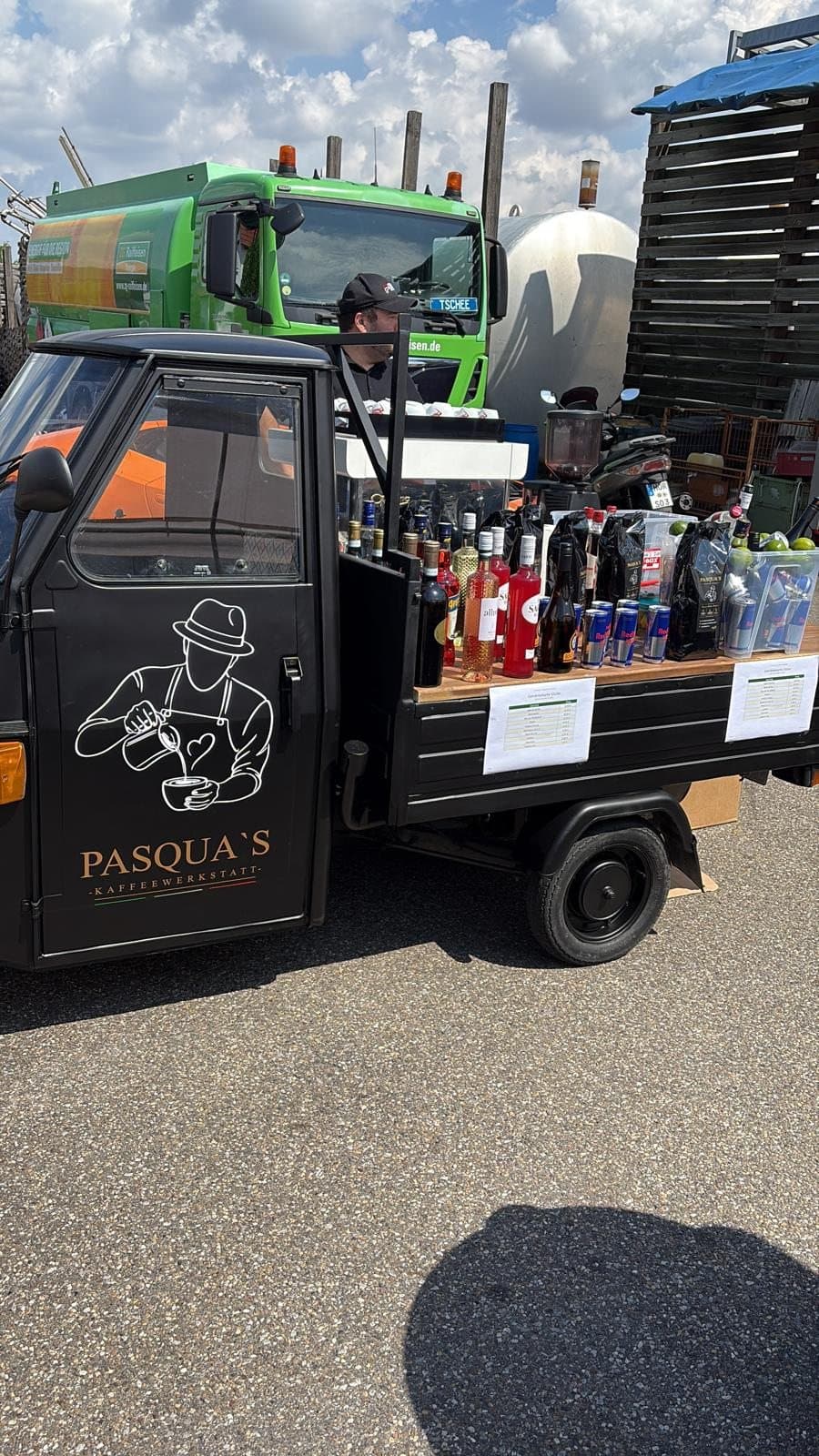 Die Piaggio Ape der Kaffeewerkstatt als mobile Bar im Einsatz