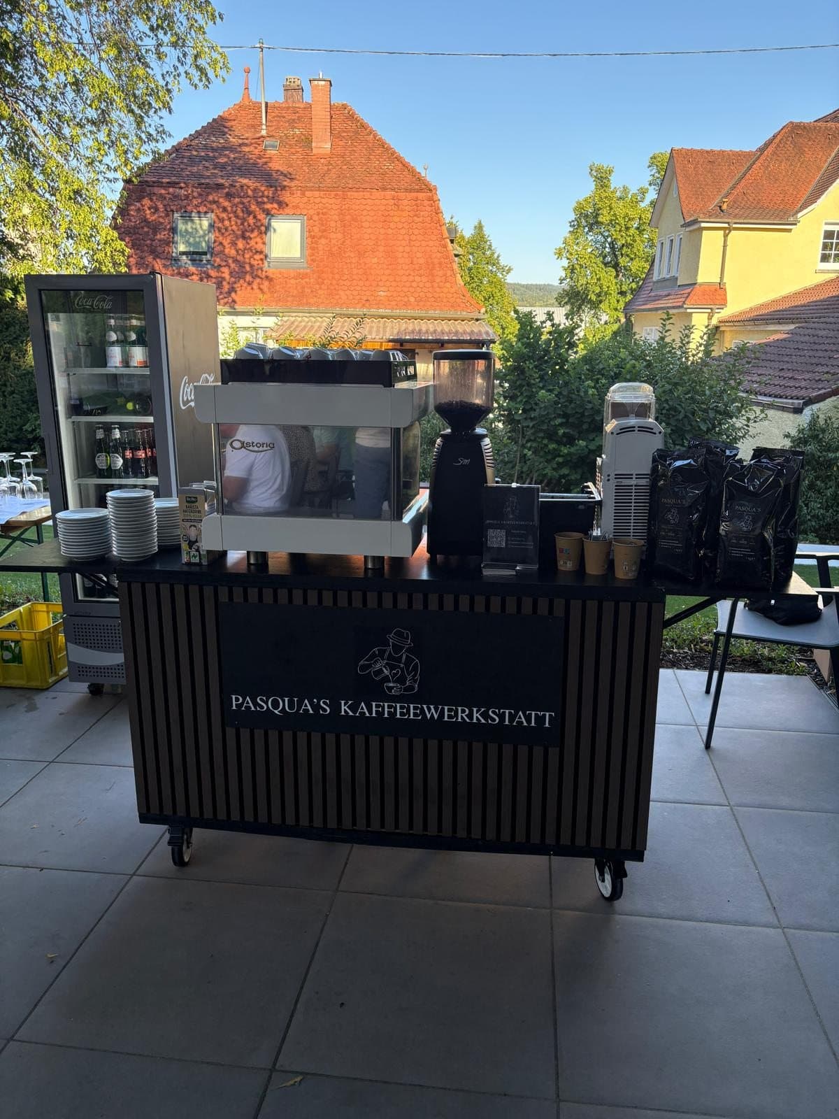 Mobile Kaffeebar mit Espressomaschine bei einem Gartenevent