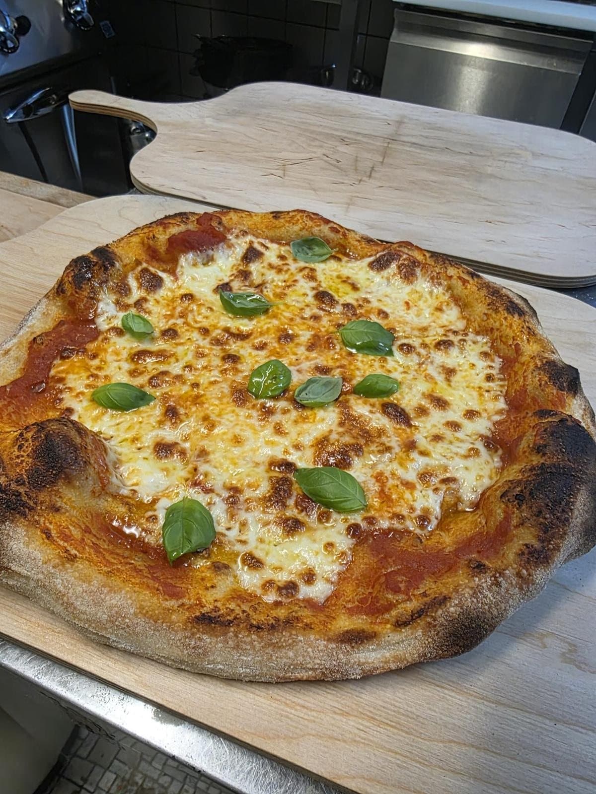 Frisch gebackene Pizza Margherita vom Event-Catering