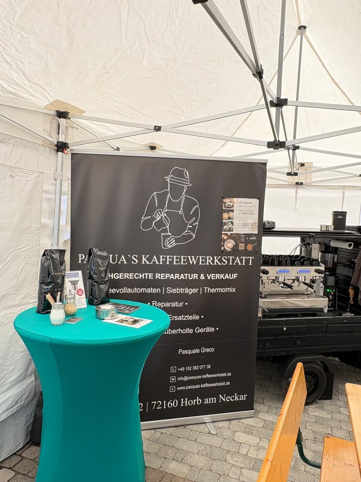 Stand der Kaffeewerkstatt mit Banner und Ape-Kaffeemobil auf einem Markt