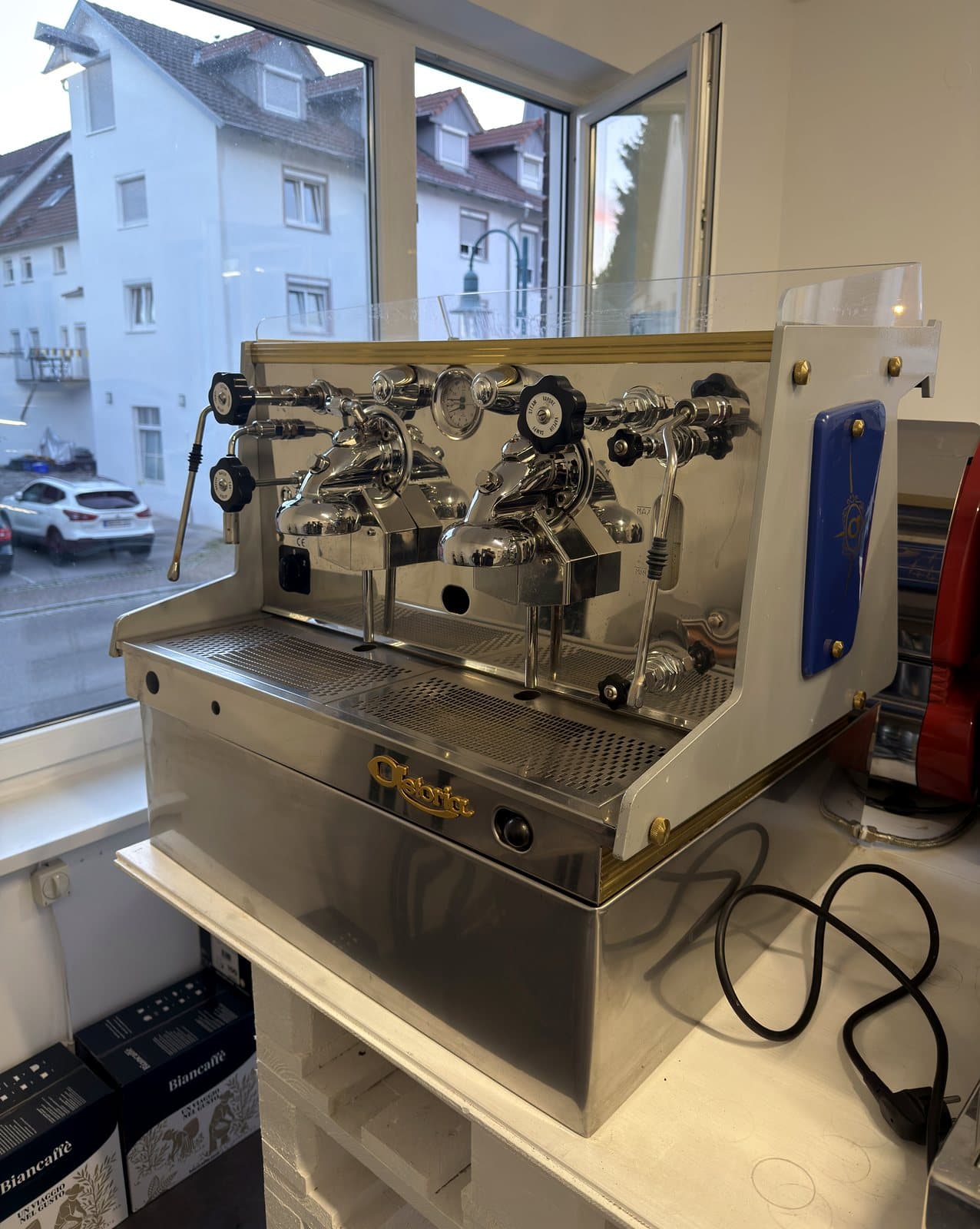 Klassische Handhebel-Espressomaschine nach der Aufbereitung in der Werkstatt