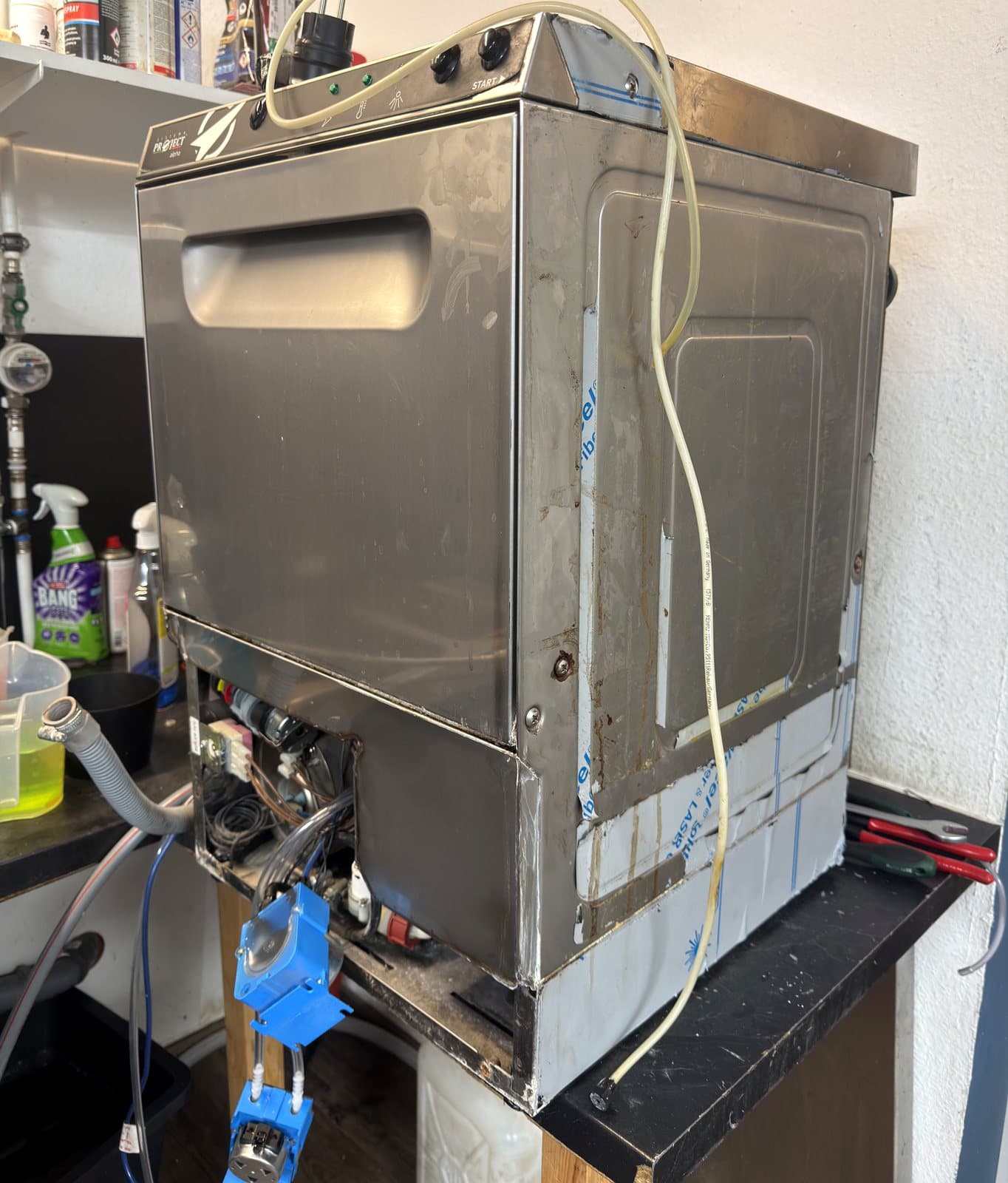 Gastronomie-Spülmaschine bei der Reparatur in der Kaffeewerkstatt