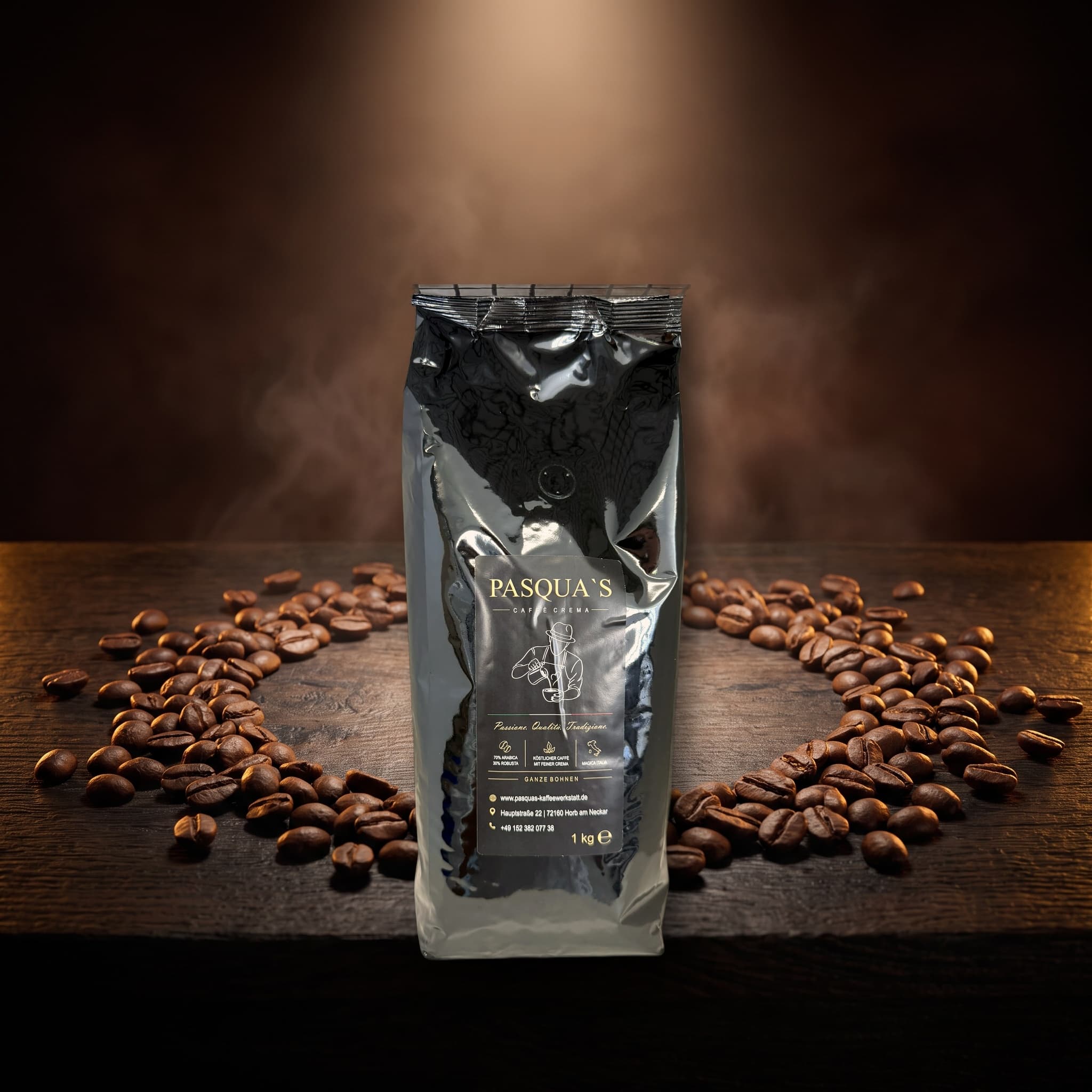Pasqua's Caffè Crema Packung auf einer Bühne aus gerösteten Kaffeebohnen